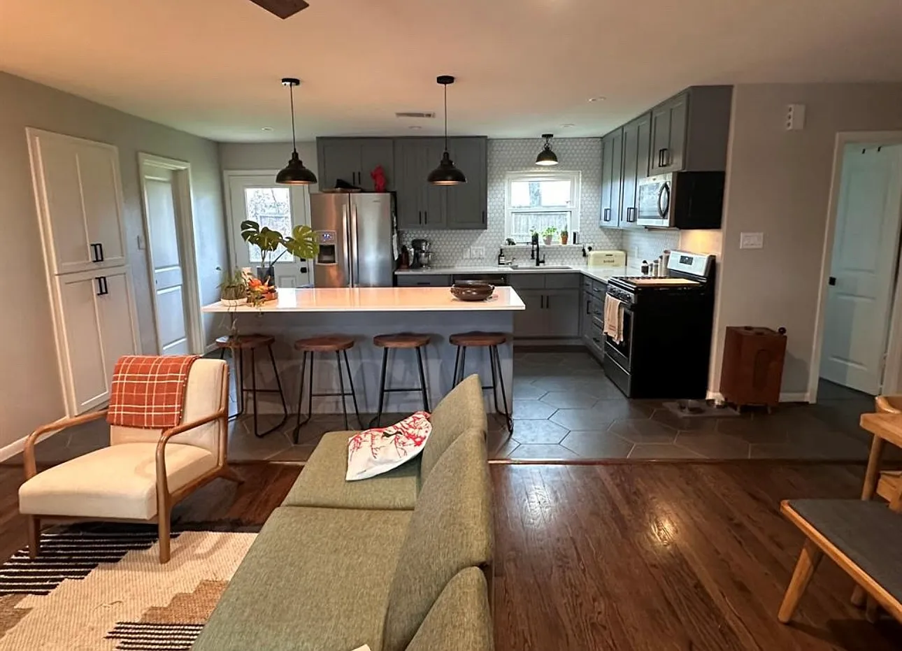 3 bed, 1142 sqft, $2,400 — Photo 3
