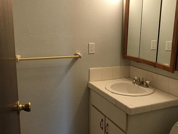 Hall bath, 3/4 bath