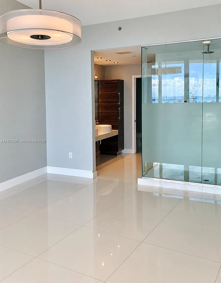 Paramount Bay Condo — Photo 4