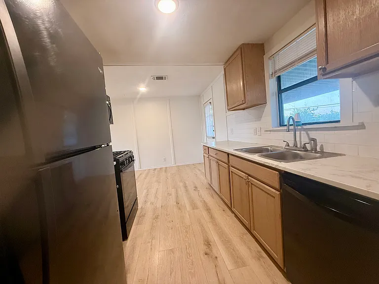 620 W Avenue B — Photo 35