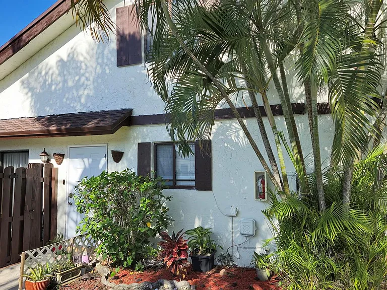 7875 Tam Oshanter Blvd — Photo 2