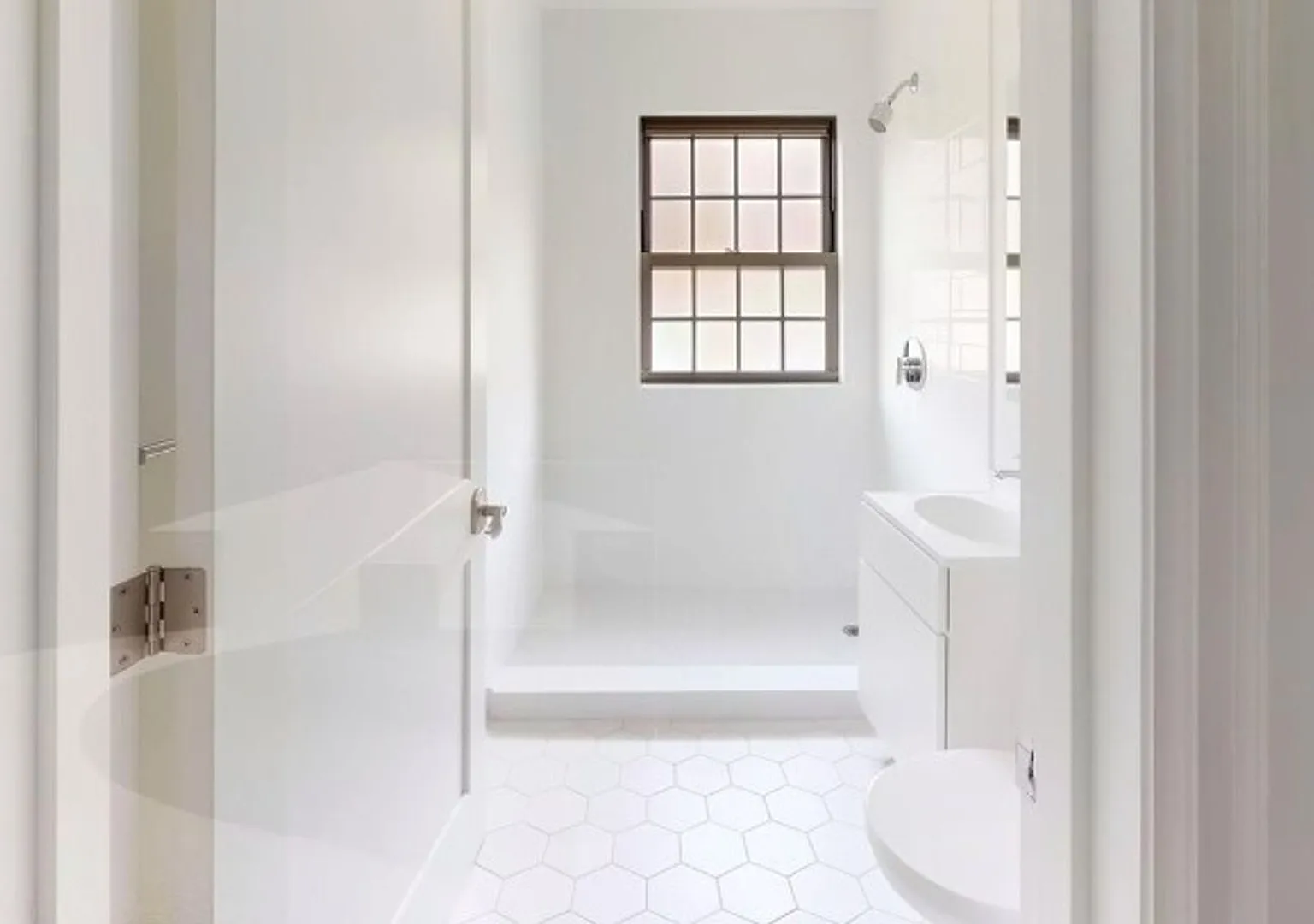 Mass Ave - Harvard Square - one bedroom 614sf apartment — Photo 4