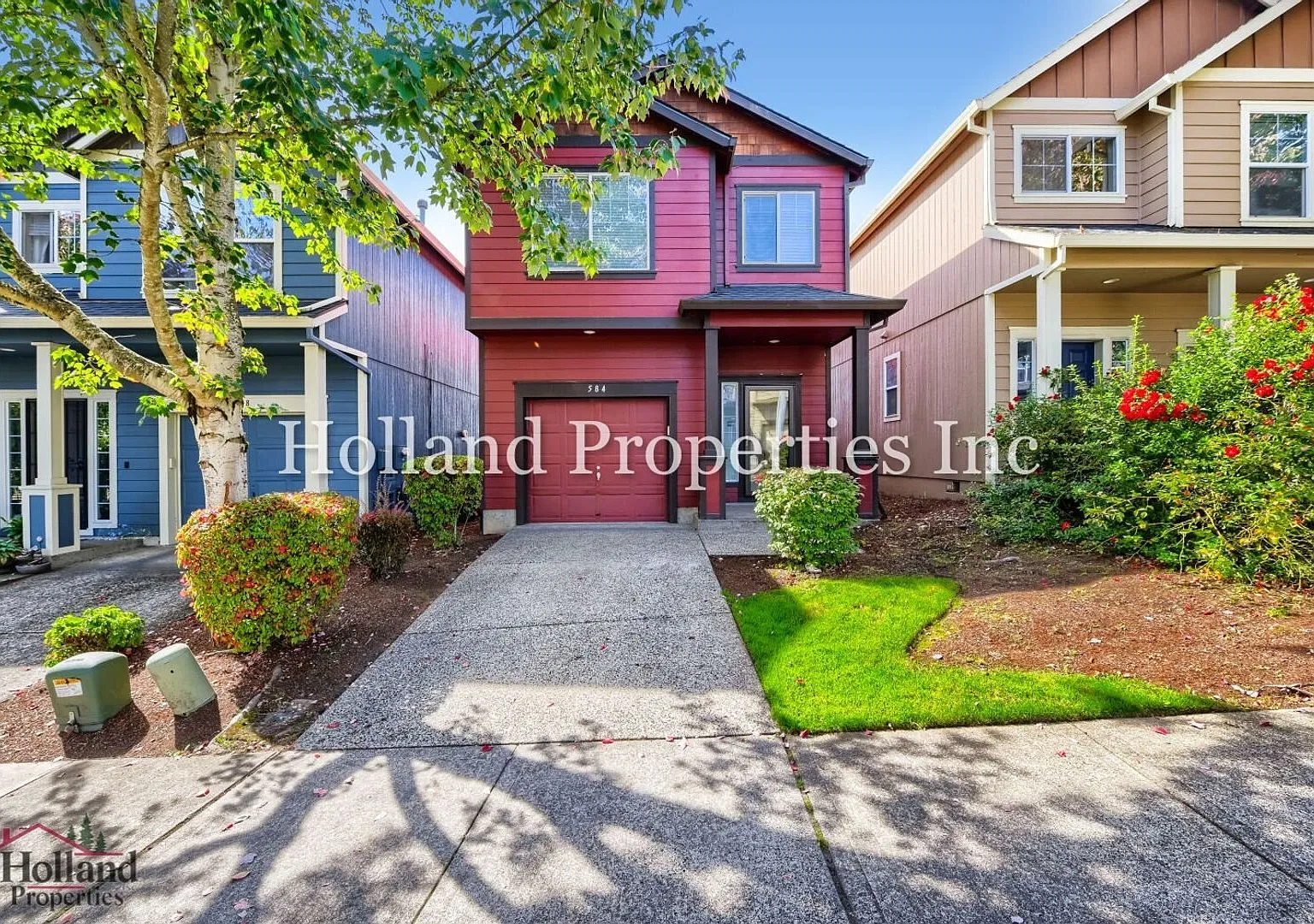 Beautiful 3-Bedroom Hillsboro Home with Fenced Yard & Fireplace — Photo 1