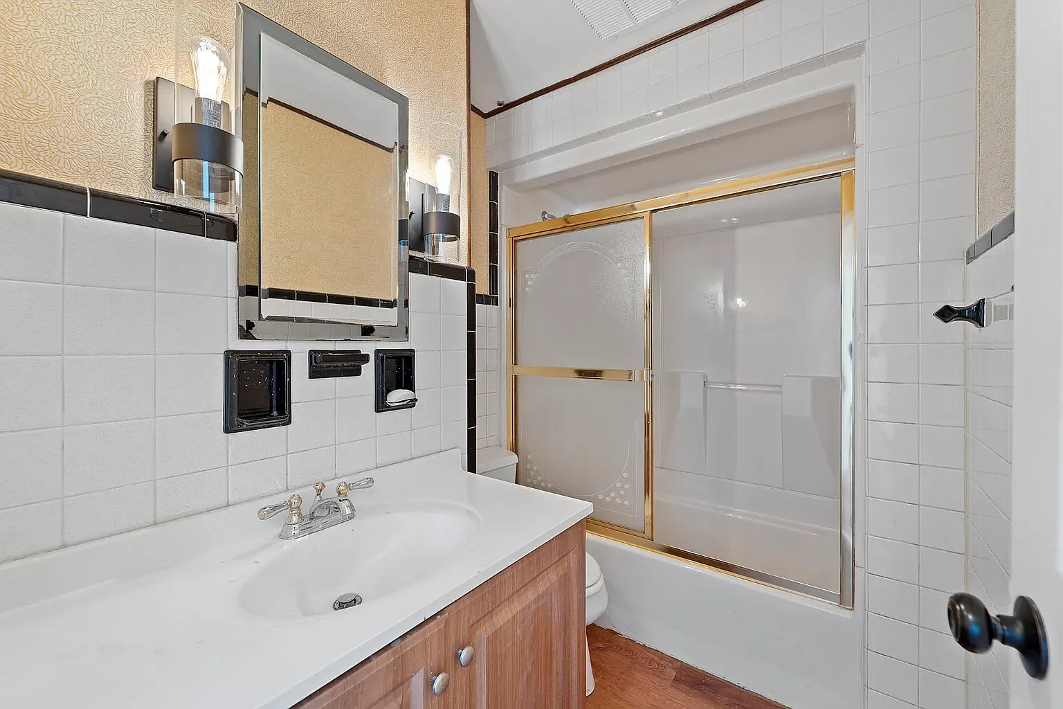 4 bed, 2334 sqft, $2,300 — Photo 3