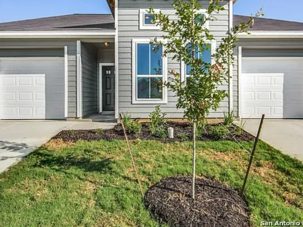 132 Lark Hill Rd, Floresville, TX 78114