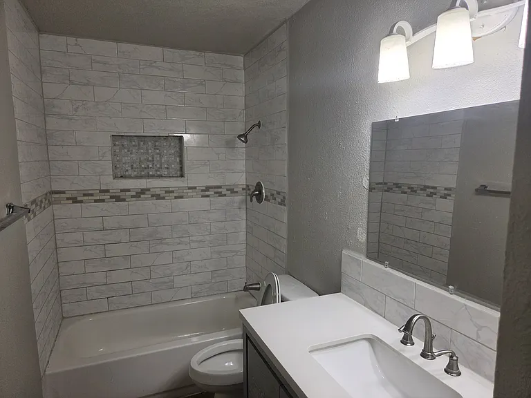 1001 Grants Pkwy — Photo 1