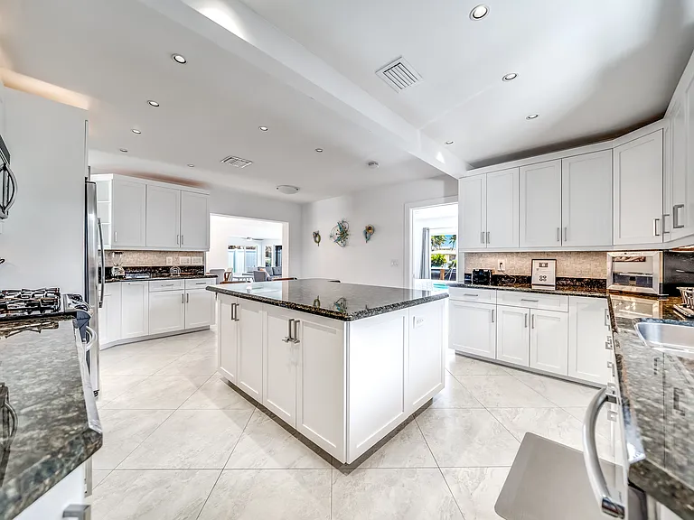 280 SE 3rd Ct — Photo 32