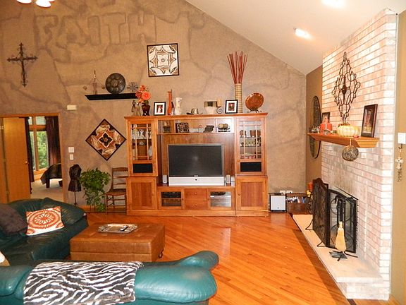 3rd image of 22616 Knoll Ct