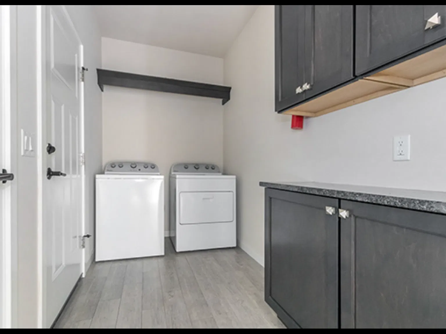 Beautiful 3 Bed Condo Available Now — Photo 4