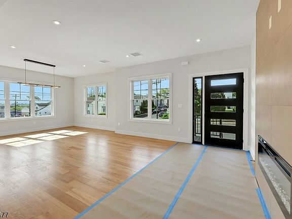 4th image of 30 Centre St