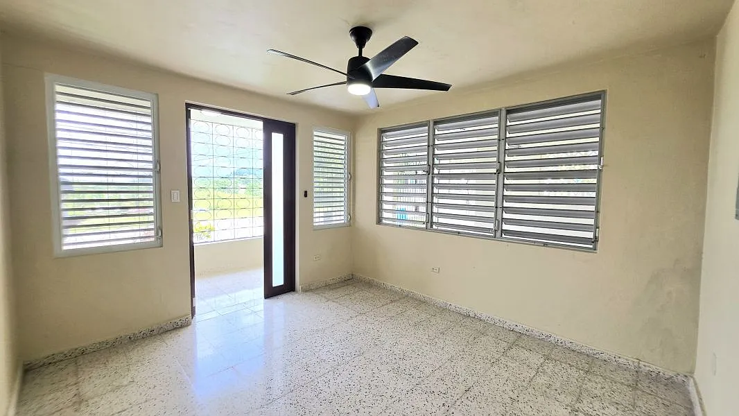 3 bed, 1.0 bath, 1500 sqft, $1,100 — Photo 2