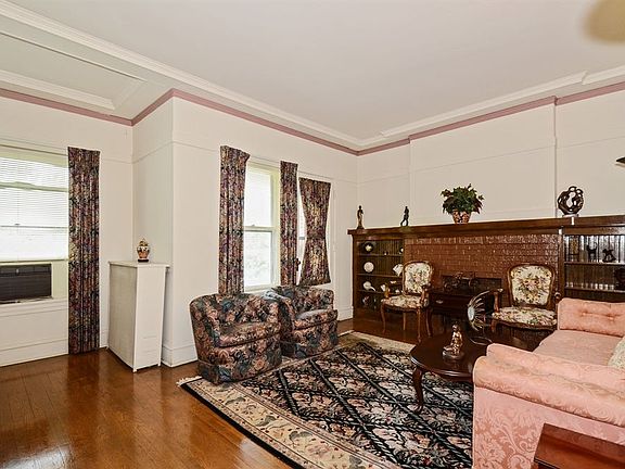 2nd image of 7411 N Greenview Ave #3F
