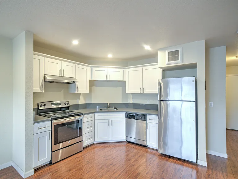 530 24th Street — Photo 2