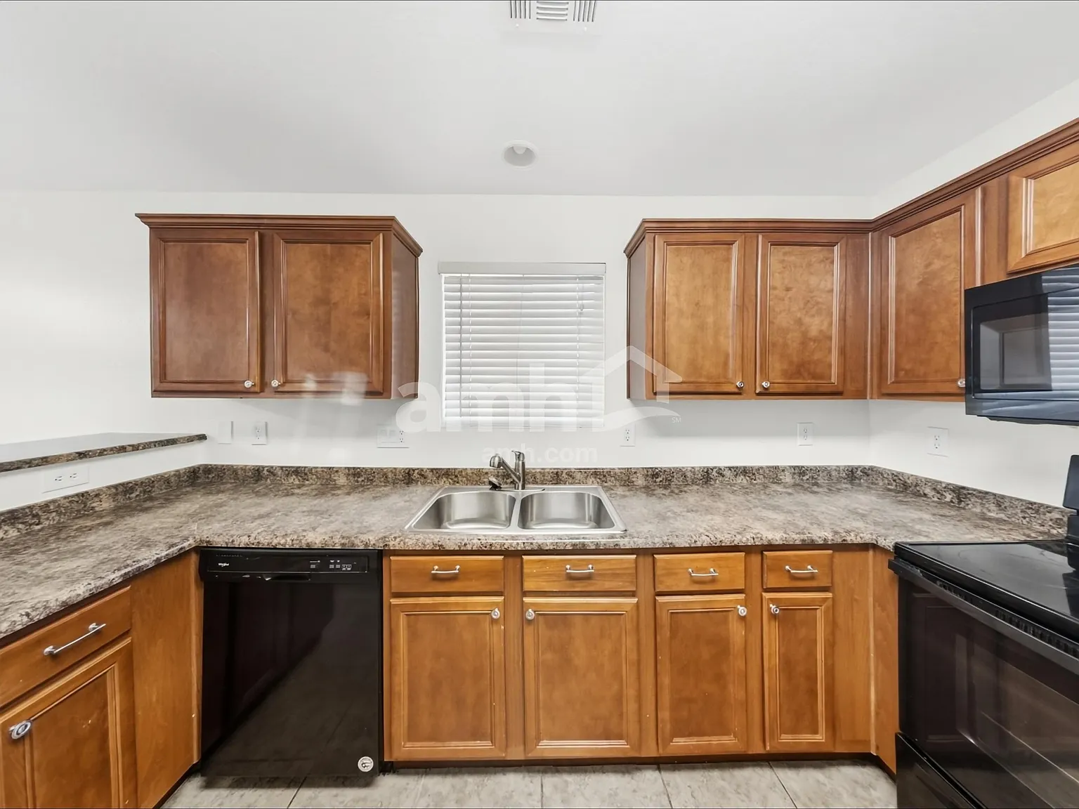 4 bed, 2.5 bath, 1905 sqft, $2,185 — Photo 3