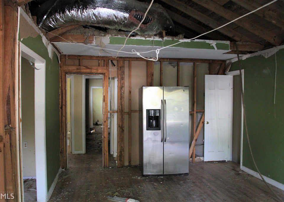 2nd image of 119 Leslie St