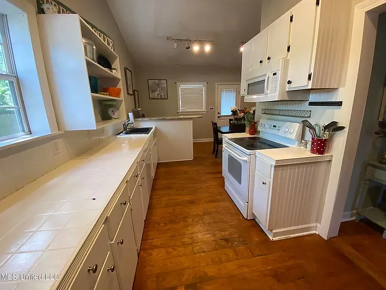 1108 Live Oak Ave — Photo 3