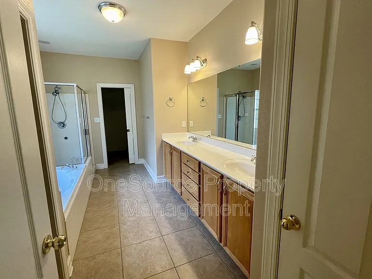 979 Watersview Dr — Photo 13