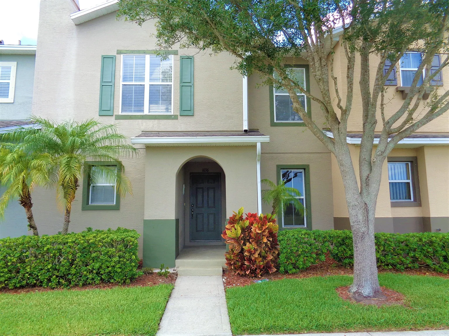 3 bed, 2.5 bath, 1594 sqft, $2,100 — Photo 2