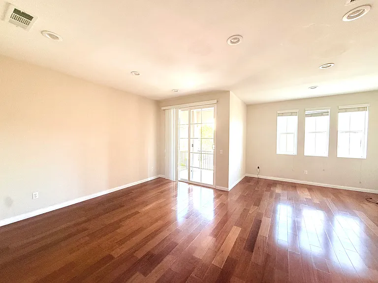 20512 Earl St — Photo 3