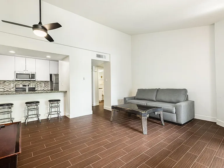 7098 N Holiday Dr — Photo 8