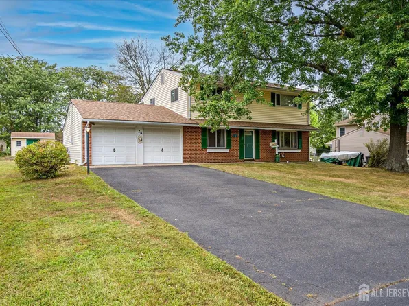 24 Langley Rd, Kendall Park, NJ 08824