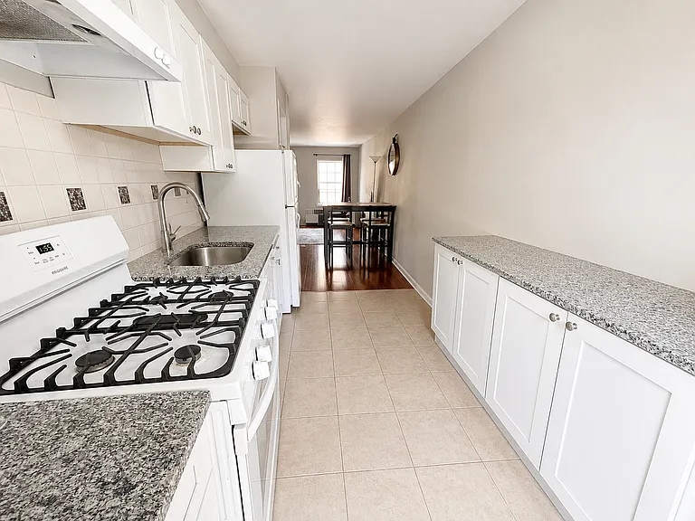 327 S 20th St #3 — Photo 3