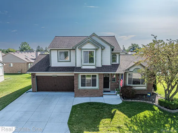 46584 Greenbriar Dr, Chesterfield, MI 48051