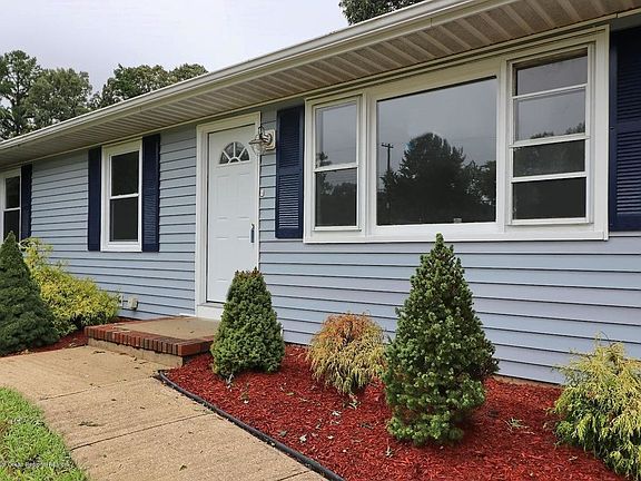 5th image of 28 Laurel Blvd