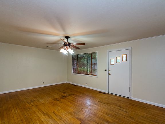 4th image of 226 NE Rockwood Ave