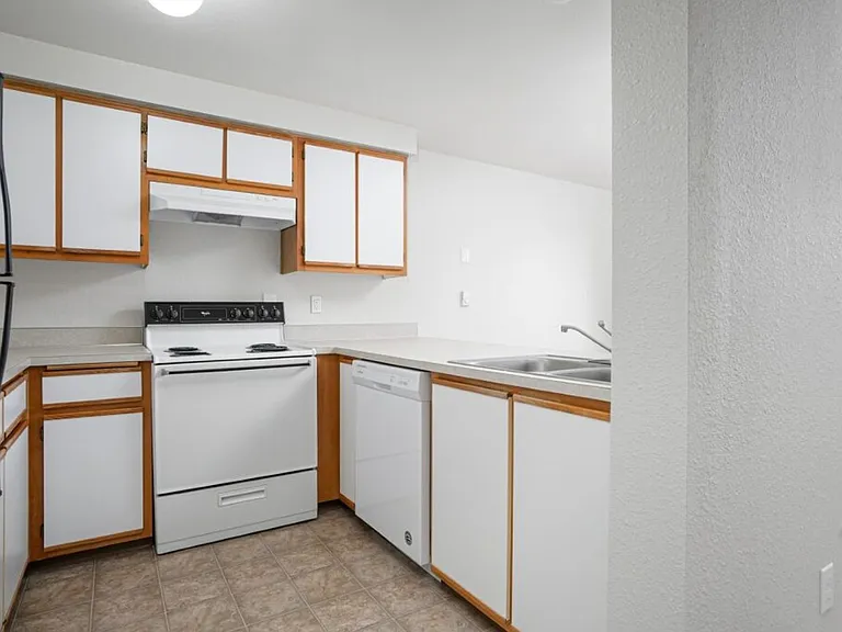 102-Mountain View Apts — Photo 7