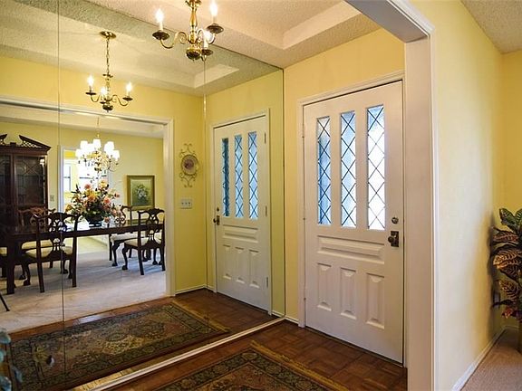 2nd image of 2601 Las Palmas Ln