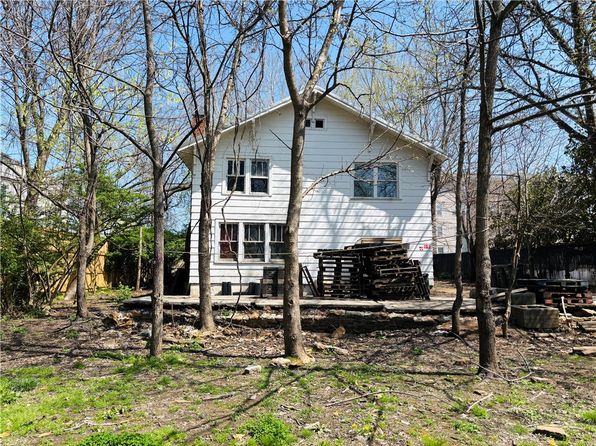 887 S Lt Col Leroy Pond Ave, Fayetteville, AR 72701