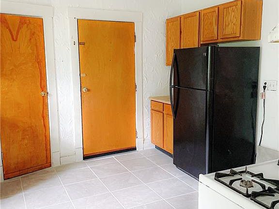 2nd image of 1986 E 120th St APT 3