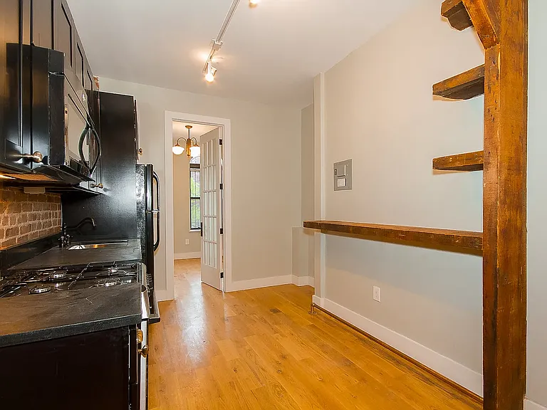 162 Pulaski St #3L — Photo 4
