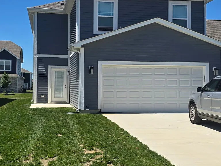 2585 Lamar Dr — Photo 2