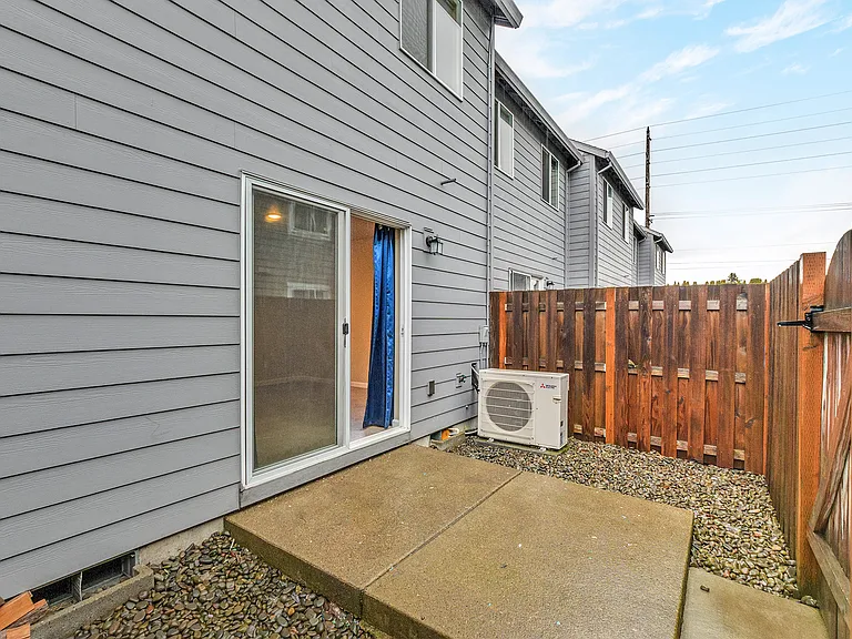 1056 N Davis St — Photo 19