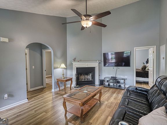 4th image of 2411 Garnet Ave
