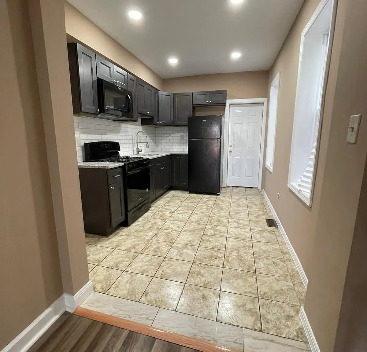 3 bed, 1.5 bath, 1046 sqft, $1,250 — Photo 1