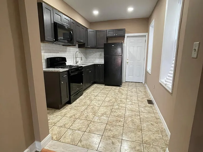207 E Cambria St — Photo 1