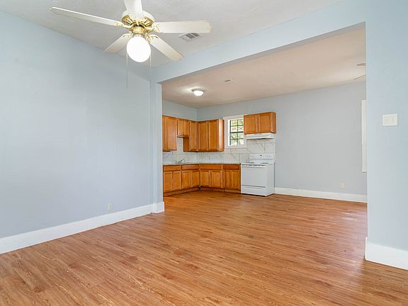 3rd image of 2630 Lenway St