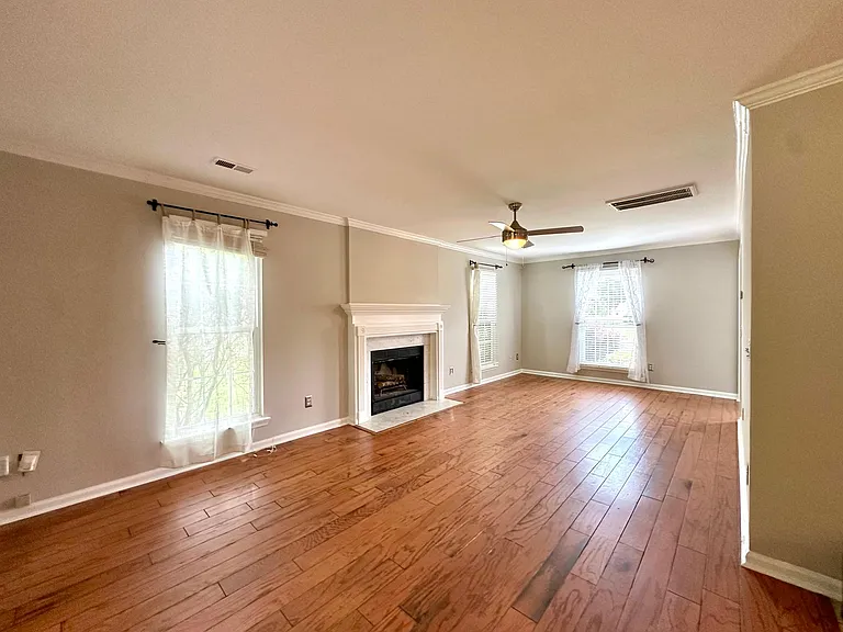 8425 Hirsch Dr — Photo 10