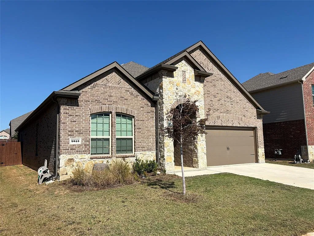 4 bed, 2.0 bath, 2033 sqft, $2,300 — Photo 2