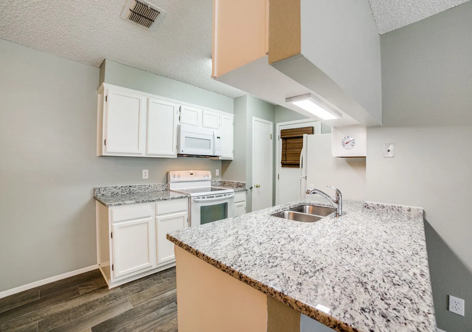 2 bedroom / 2 bathroom Seneca Estate Subdivision — Photo 4