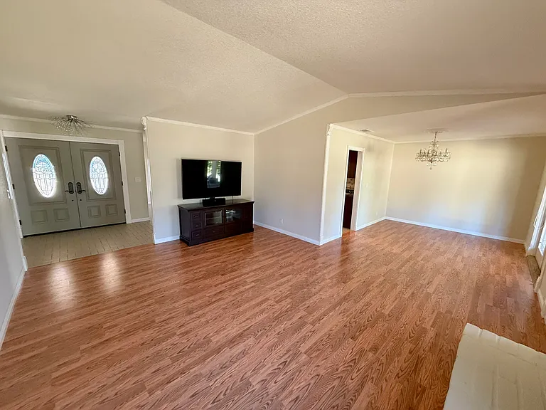 9015 Phoenix Ave — Photo 2