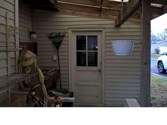 5th image of 521 School House Ln