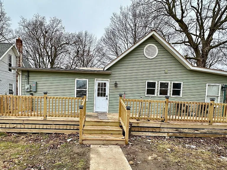 126 E North St — Photo 3