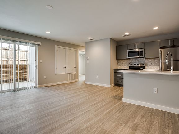 5th image of 104 The Trousdale Cedar Plz #3328-235