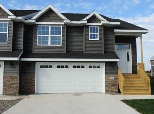 240 Sierra Park Dr, Hills, IA 52235