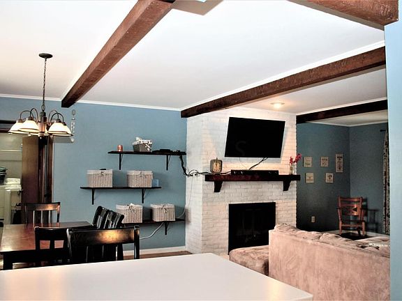 5th image of 6110 Darby Ln