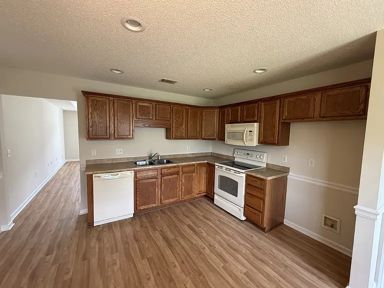 Kitchen with Garbage Disposal and Dish Washer